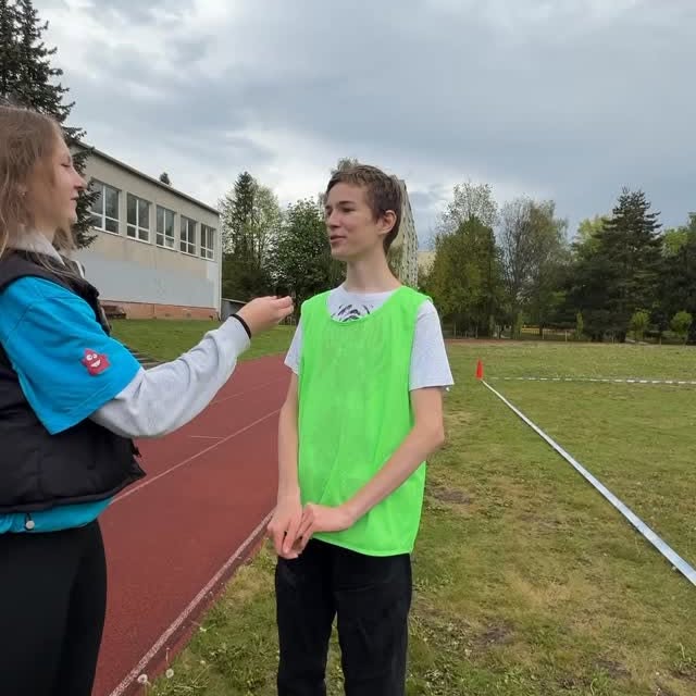 Člen parlamentu pri rozhovore na ihrisku